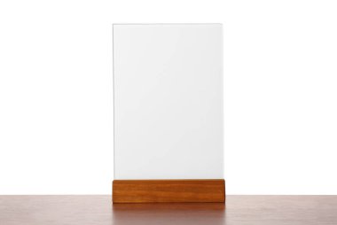 Beyaz arka planda tahta masanın üzerinde menü tutucu. Tasarım için model