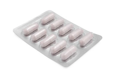 Kabarcıklardaki antibiyotik hapları beyaza izole edilmiş.