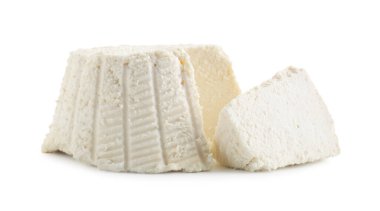 Lezzetli ricotta (krem peynir) beyaz üzerine izole