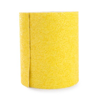 Beyaz üzerine izole edilmiş zımpara kağıdı rulosu.