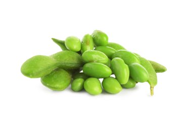 Çiğ yeşil edamame soya fasulyesi ve kabukları beyaz üzerine izole edilmiş.