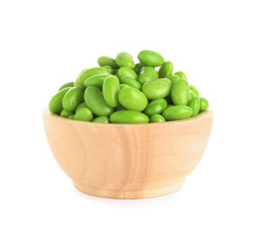 Kase içinde çiğ yeşil edamame soya fasulyesi.