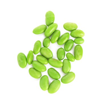 Çiğ yeşil edamame soya fasulyesi beyaz üzerine izole, üst manzara