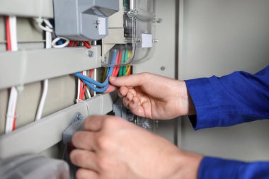 Elektrikçi evin içine elektrik sayacı yerleştiriyor, yakın plan görüntü