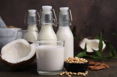 Tahta masada farklı türde vejetaryen sütü ve malzemeleri var.