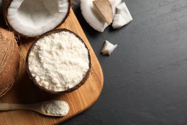 Organik hindistan cevizi unu ve siyah masada taze meyveler. Metin için boşluk