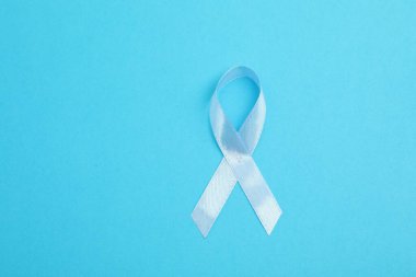 Renk arkaplan üzerinde açık mavi kurdele, metin için boşluk ile üst görünüm. Prostat kanseri farkındalığı