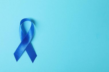 Renk arkaplan üzerinde mavi kurdele, metin için boşluk olan üst görünüm. Prostat kanseri farkındalığı