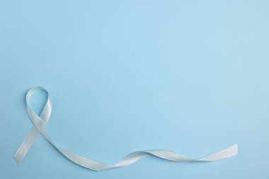 Renk arkaplan üzerinde açık mavi kurdele, metin için boşluk ile üst görünüm. Prostat kanseri farkındalığı