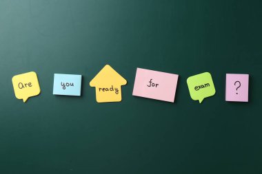 Sorusu olan yapışkan notlar Tahtada sınava hazır mısınız, düz yatın