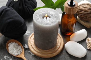 Gri masadaki farklı ürünlerle spa bileşimi