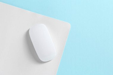 Açık mavi arka planda kablosuz fare ve fare, üst manzara. Metin için boşluk