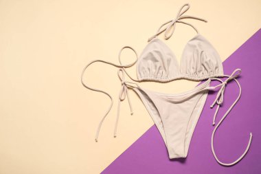 Renkli arka planda güzel bir mayo, düz bir yatak. Metin için boşluk