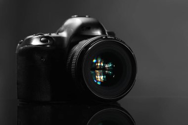 Ayna yüzeyinde modern bir fotoğraf makinesi.