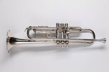 Işık arkaplanda bir trompet, üst görünüm