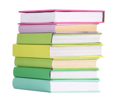 Beyaza izole edilmiş renkli kitap yığını