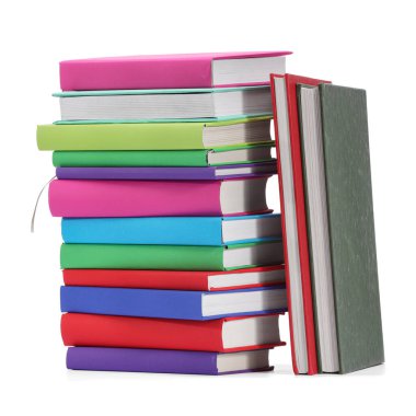 Birçok parlak renkli kitap beyaz üzerine izole edilmiştir.