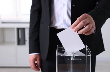 Adam oyunu kapalı bir yerde sandığa koyuyor.