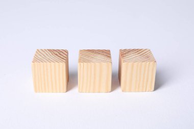 Beyaz arkaplanda üç boş tahta küp