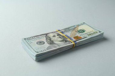 Gri arka planda dolar banknotları. Amerikan para birimi