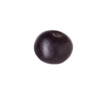 Taze olgun acai üzümü beyaza izole edilmiş.