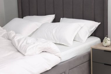 Evdeki yatakta bir sürü yumuşak yastık