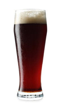 bardak koyu bira üzerine beyaz izole