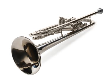 Parlak trompet beyazda izole edilmiş. Rüzgar müzik aleti