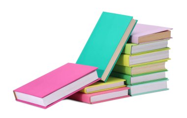 Birçok parlak renkli kitap beyaz üzerine izole edilmiştir.