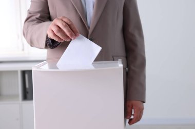 Adam oyunu kapalı bir yerde sandığa koyuyor.