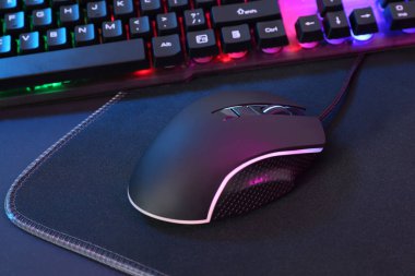 Koyu arkaplanda bilgisayar faresi, fare ve RGB klavyesi, yakın plan