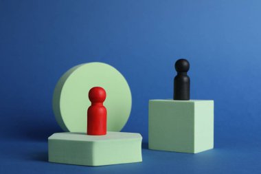 Mavi arkaplana karşı duran farklı figürler