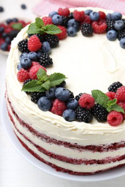 Farklı böğürtlenli ve nane şekerli leziz sünger kek, yakın plan.