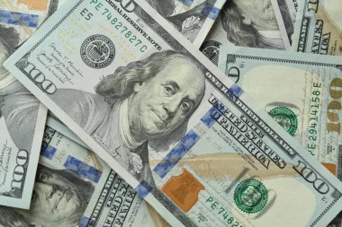 Arka plan olarak birçok dolar banknot, üst görünüm