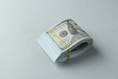 Gri arka planda dolar banknotları. Amerikan para birimi