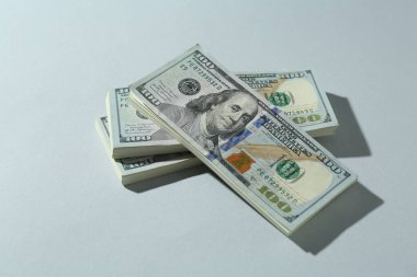 Açık gri arka planda birçok dolar banknot