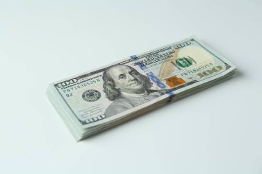 Doları banknot beyaz zemin üzerine yığını
