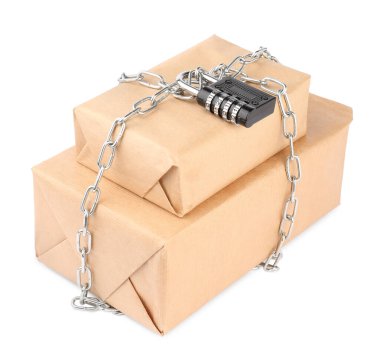 Zincirli ve asma kilitli paketler beyaza izole edildi