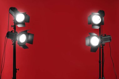 Stüdyoda kırmızı fotoğraf ve profesyonel ışıklandırma ekipmanları