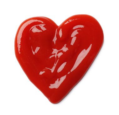 Lezzetli ketçaptan yapılmış kalp beyaza izole edilmiş, üst manzara. Domates sosu.