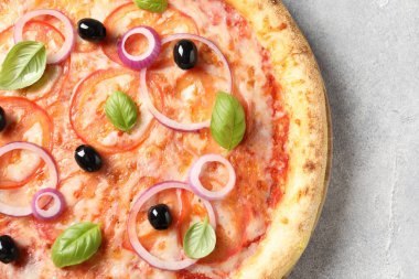 Açık gri masada nefis vejetaryen pizzası.