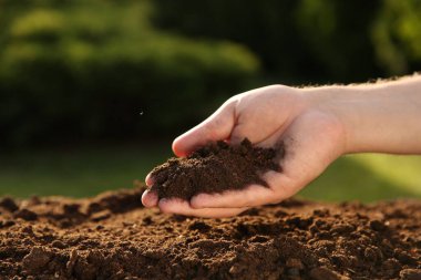 Dışarıdaki toprak yığınını tutan adam, yakın plan. Metin için boşluk