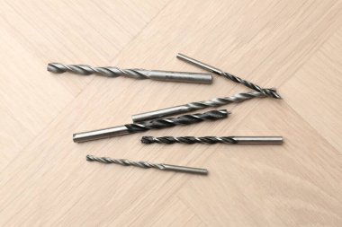 Ahşap yüzeyde birçok farklı matkap ucu, üst görünüm