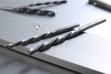 Parçalar ve kalaslar ışık masasında, yakın plan.