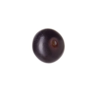 Taze olgun acai üzümü beyaza izole edilmiş.