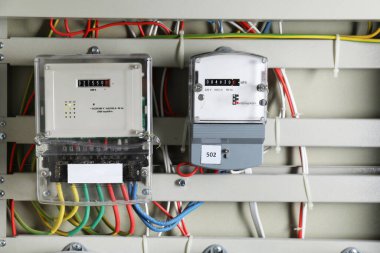 Elektrik sayaçları ve sigorta kutusundaki kablolar. Enerji ölçüm aygıtı