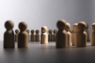 Yalnızlık kavramı. Işık arka planında sadece insan figürü var.