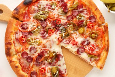 Lezzetli pizza Diablo beyaz masada, üst manzara