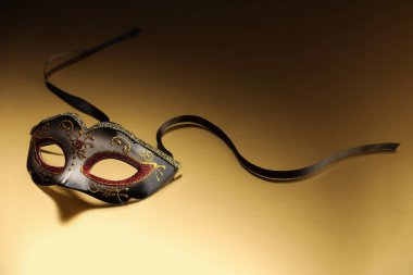 Bej arka planda zarif bir yüz maskesi. Tiyatro performansı
