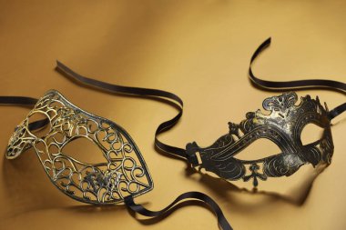 Bej arka planda zarif yüz maskeleri. Tiyatro performansı